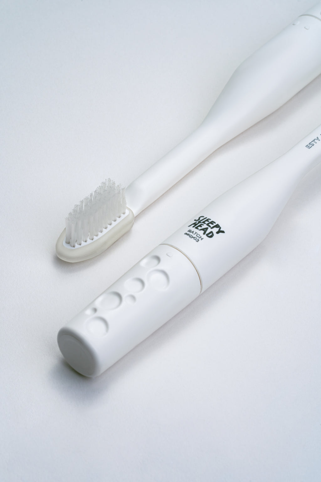 Sleepy Head LUNA 4-in-1 Sonic Polish Brush, 
Sonic toothbrush with tongue scraper, 
Polish teeth daily at home, 
Soft bumper brush head for sensitive gums, 
Travel toothbrush no charger needed, 
Minimalist premium toothbrush design