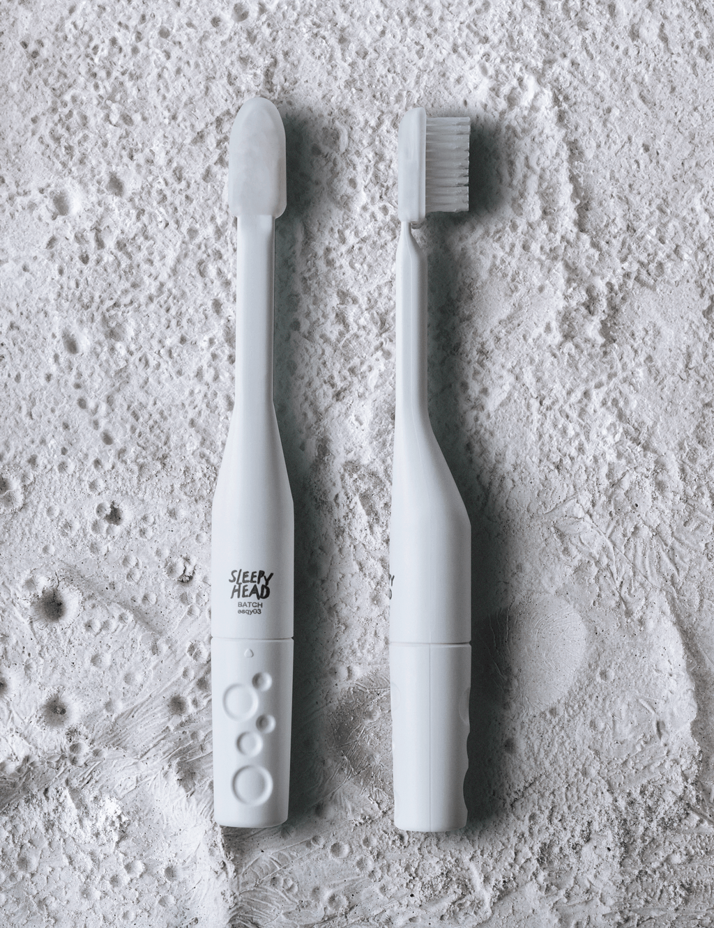 Sleepy Head LUNA 4-in-1 Sonic Polish Brush, 
Sonic toothbrush with tongue scraper, 
Polish teeth daily at home, 
Soft bumper brush head for sensitive gums, 
Travel toothbrush no charger needed, 
Minimalist premium toothbrush design
