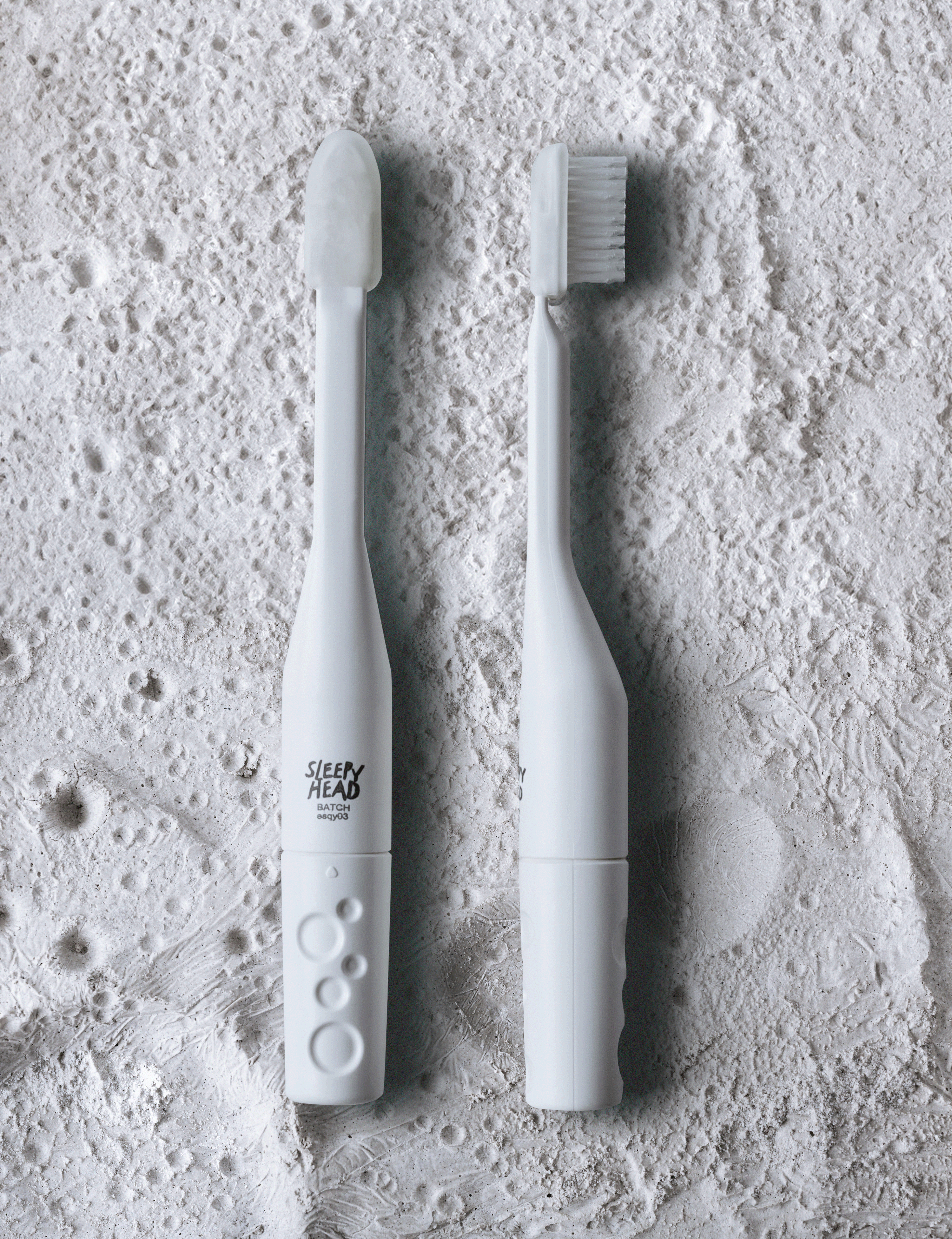 Sleepy Head LUNA 4-in-1 Sonic Polish Brush, 
Sonic toothbrush with tongue scraper, 
Polish teeth daily at home, 
Soft bumper brush head for sensitive gums, 
Travel toothbrush no charger needed, 
Minimalist premium toothbrush design
